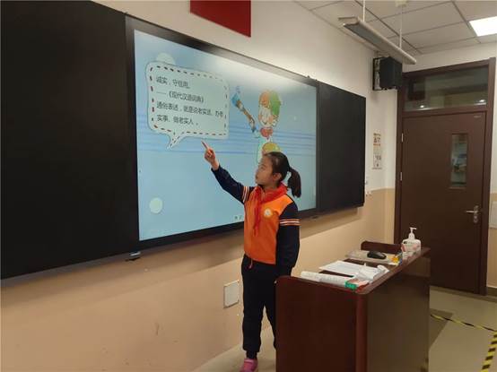 人站在电视前
中度可信度描述已自动生成